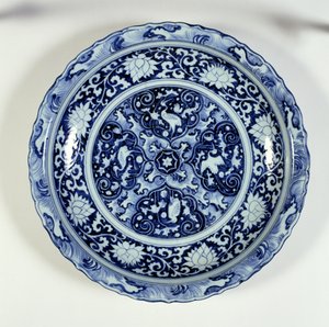 Schotel met blauwe en witte decoratie, 1325-55 (porselein)